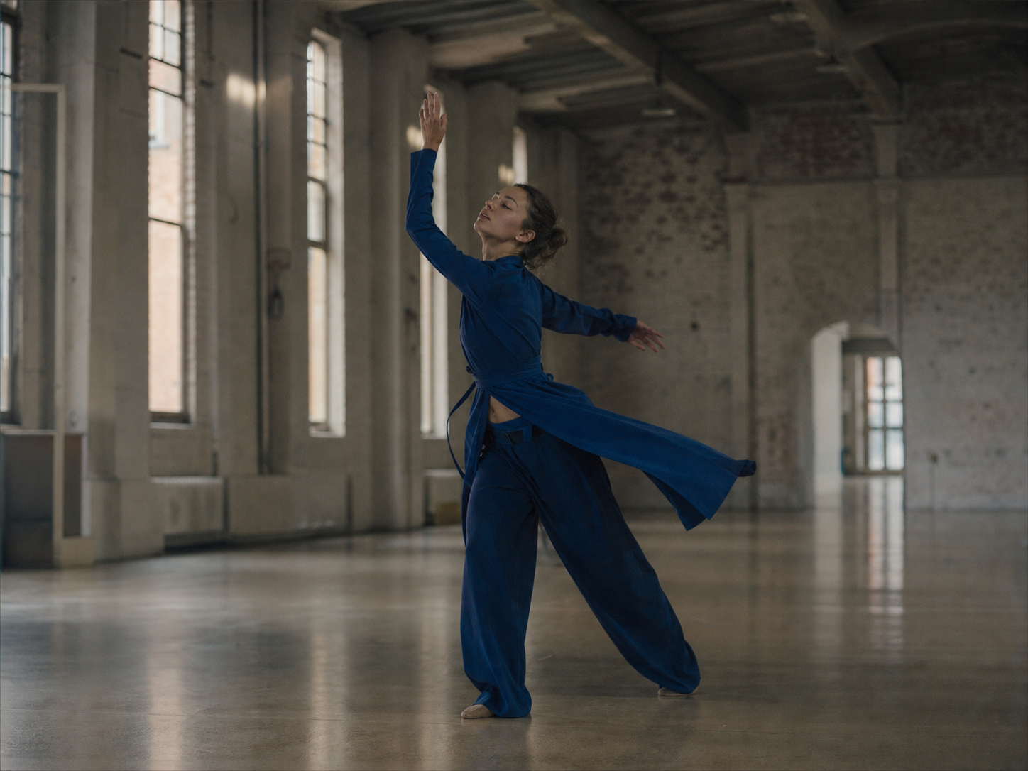 Danseuse dans une halle industrielle